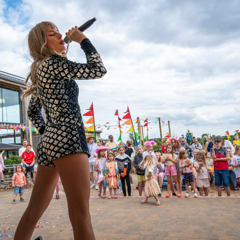 Taylor reloaded on stage singing
