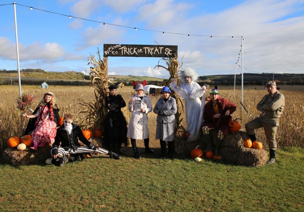 the cast of trick or treat street together